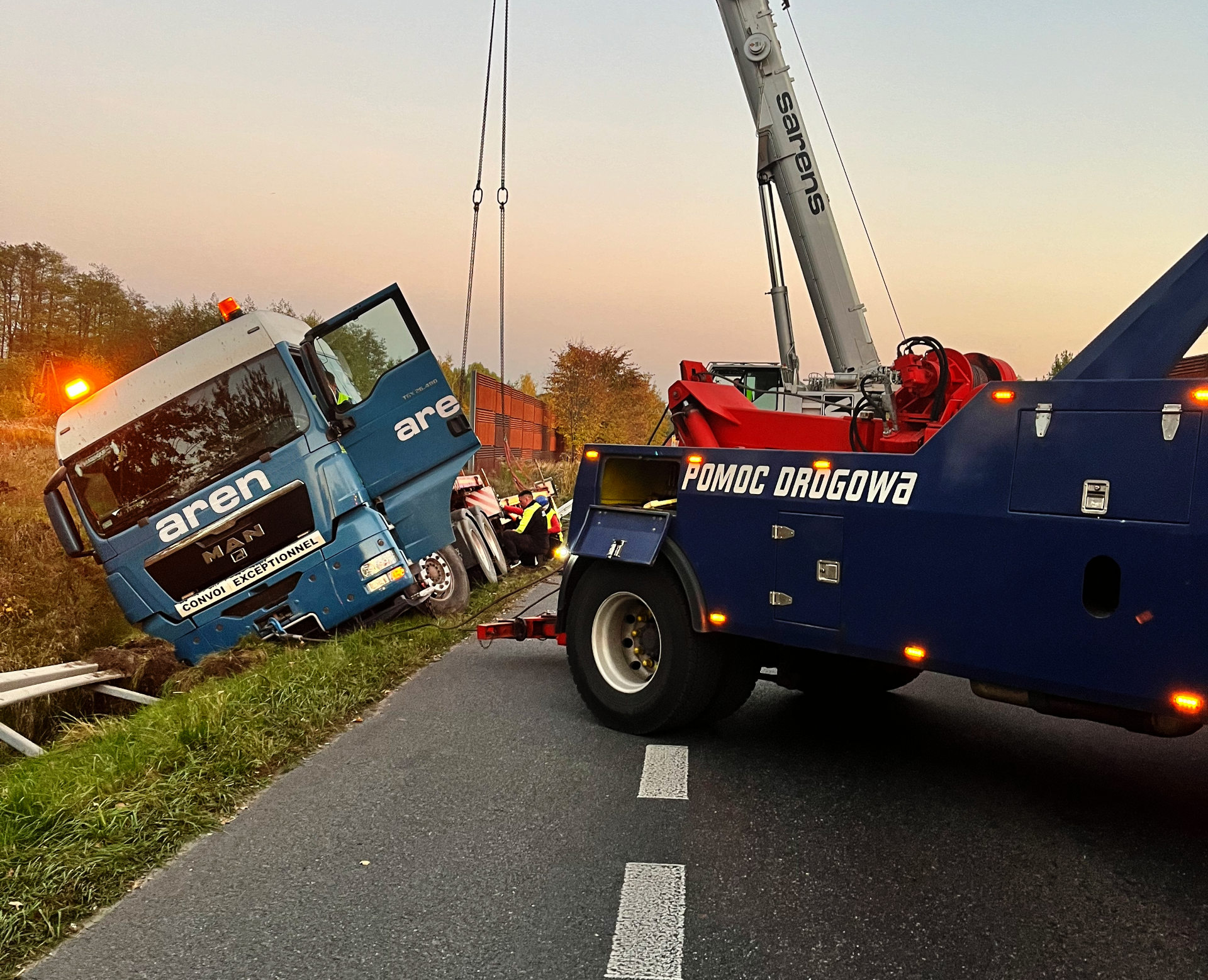 WYCIĄGANIE CIĘŻARÓWEK Z ROWU SOCHACZEW