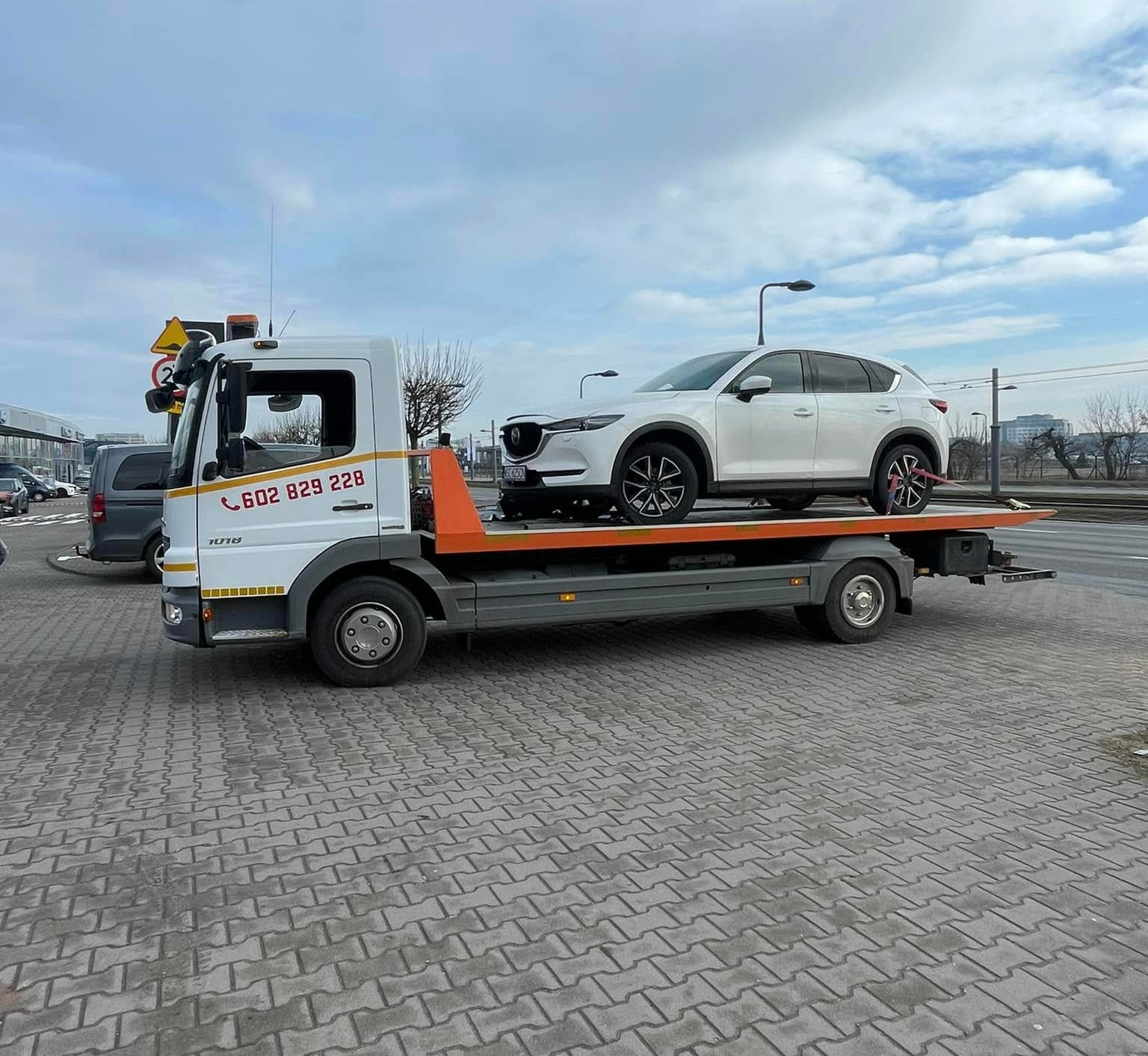 Posiadamy całą flotę pojazdów mogących przewozić samochody osobowe, ciężarowe, maszyny budowlane i rolnicze. Działamy na terenie Wyszogrodu, Sochaczewa, Płońska, Zakroczymia, Płocka iw okolicach